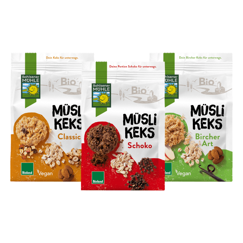 Drei Sorten Bohlsener Mühle Müslikekse: Classic, Schoko und Bircher Art in Verpackungen.