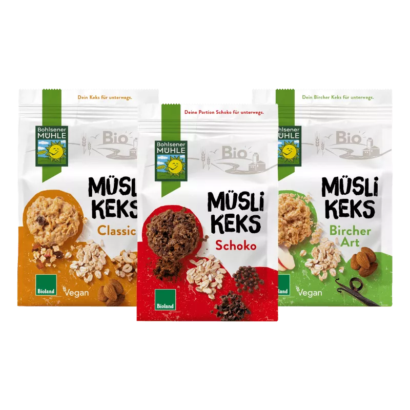 Drei Sorten Bohlsener Mühle Müslikekse: Classic, Schoko und Bircher Art in Verpackungen.