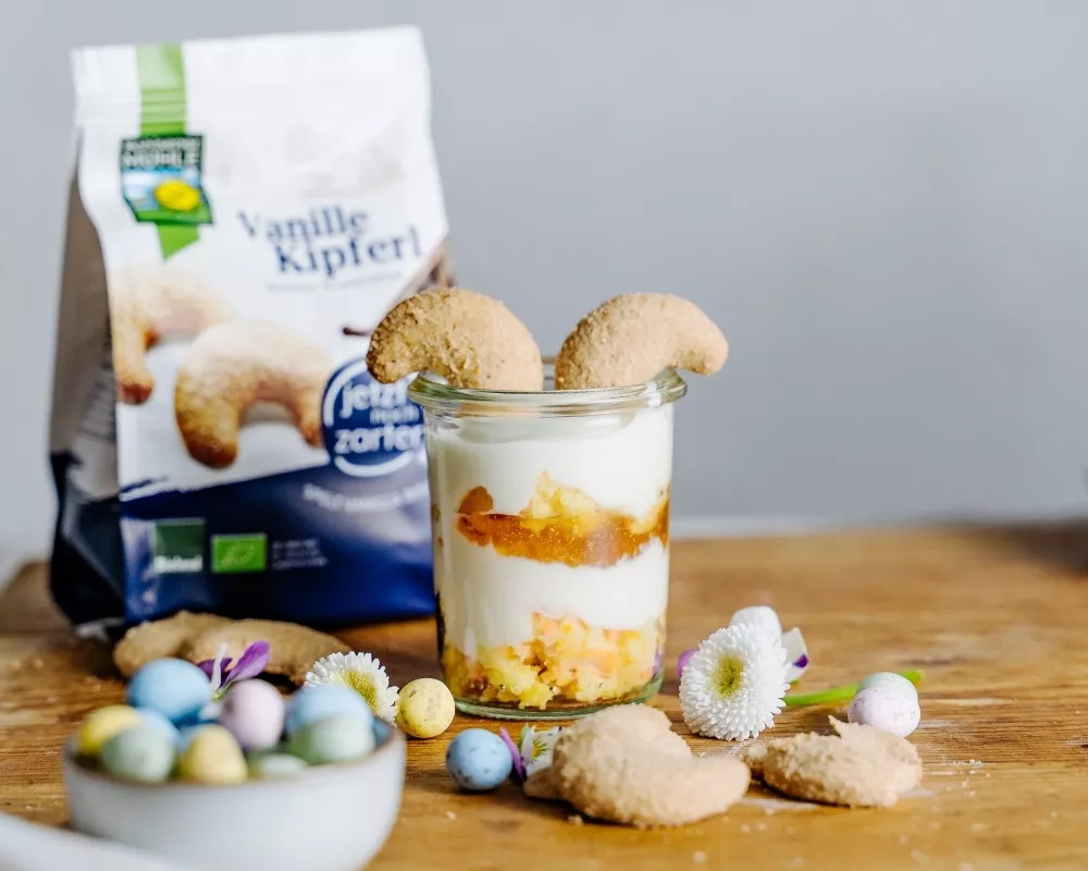 Bohlsener Mühle Vanillekipferl in einem Dessertglas. Schichtdessert mit Karottenkuchen mit bunten Eiern als Deko.