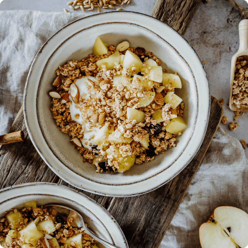 Bohlsener Mühle Knuspriges Müsli mit Äpfeln und Mandeln in einer Schüssel.