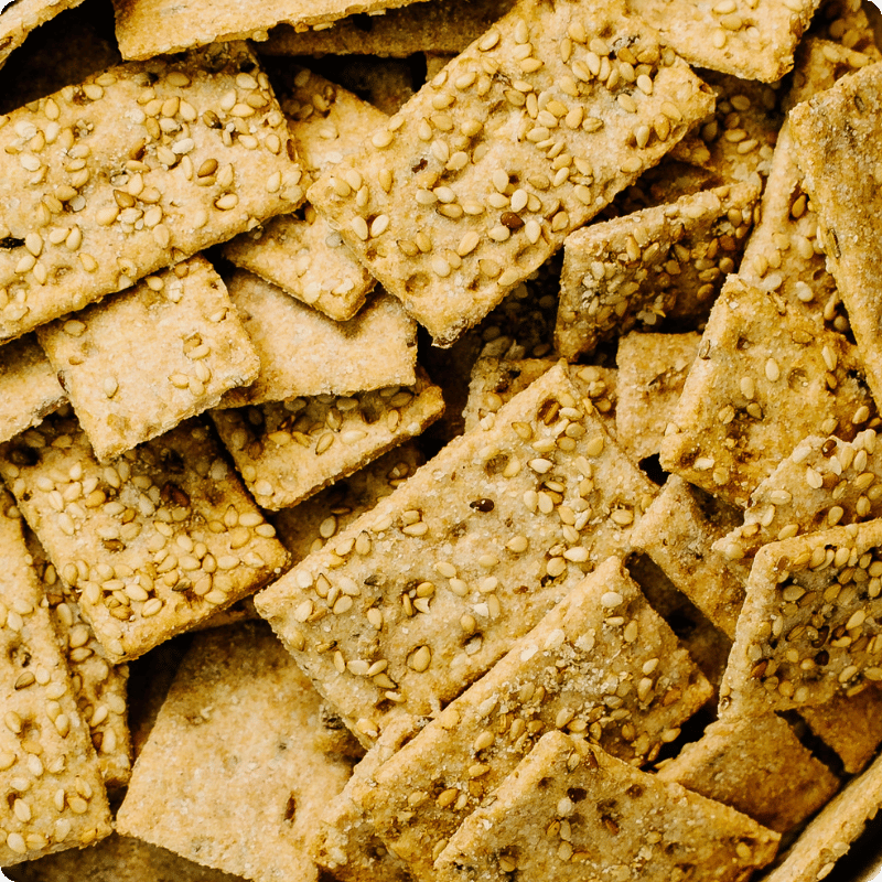 Bohlsener Mühle Sesam-Cracker in einer bunten Anordnung auf einem Teller.