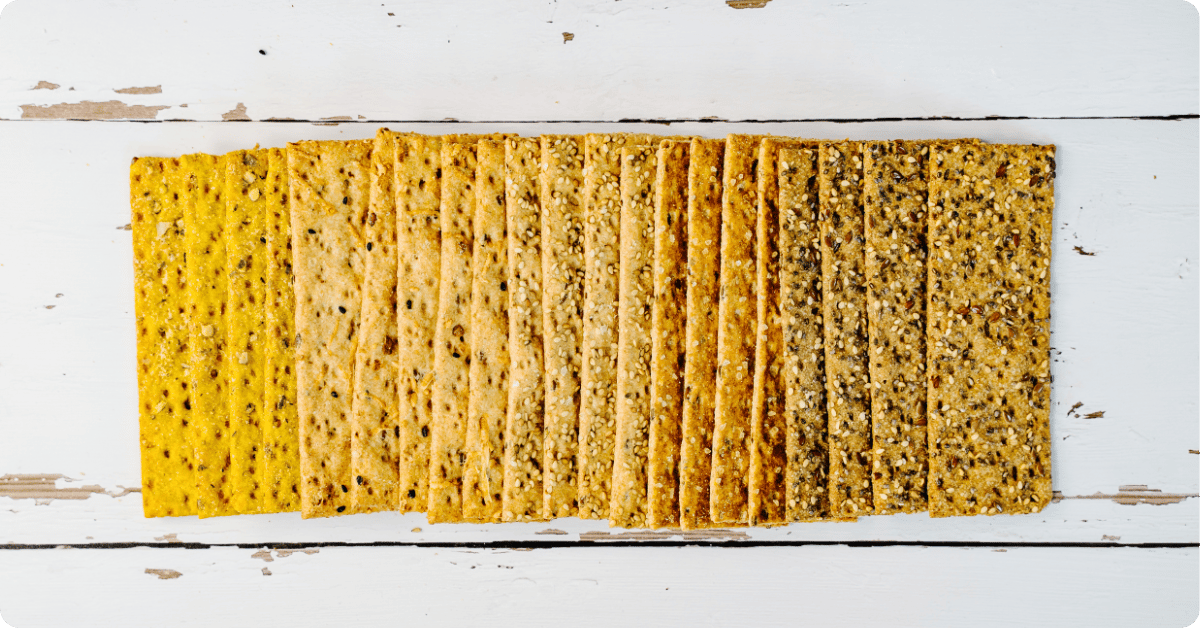 Bohlsener Mühle Crunchy Cookie mit verschiedenen Sorten auf einem weißen Holzuntergrund.