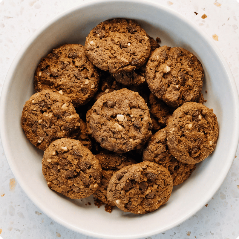 Bohlsener Mühle Crunchy Cookies in einer Schüssel, frisch gebacken und knusprig.