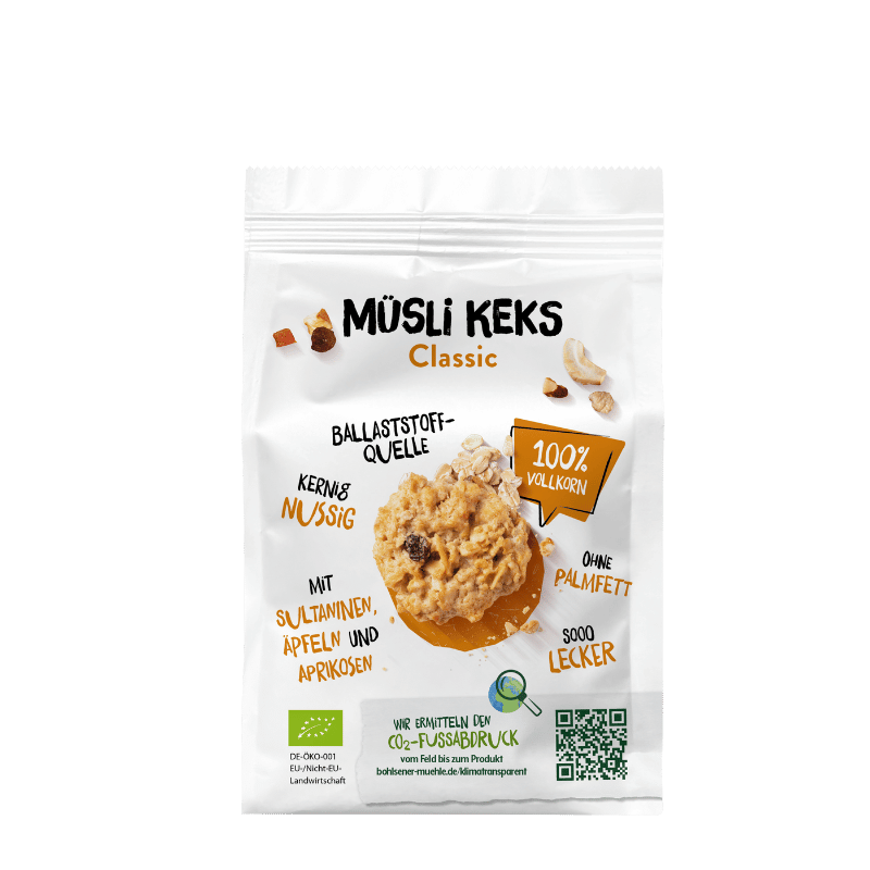 Bild vom klassischen Müsli Keks der Bohlsener Mühle. Es besteht aus Sultaninen, Äpfeln und Aprikosen und besteht zu 100 % aus Vollkorn und ohne Palmöl.