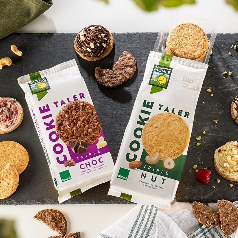 Bohlsener Mühle Kekstaler in den Sorten Choc und Nut auf einem Tisch mit Dekoration.