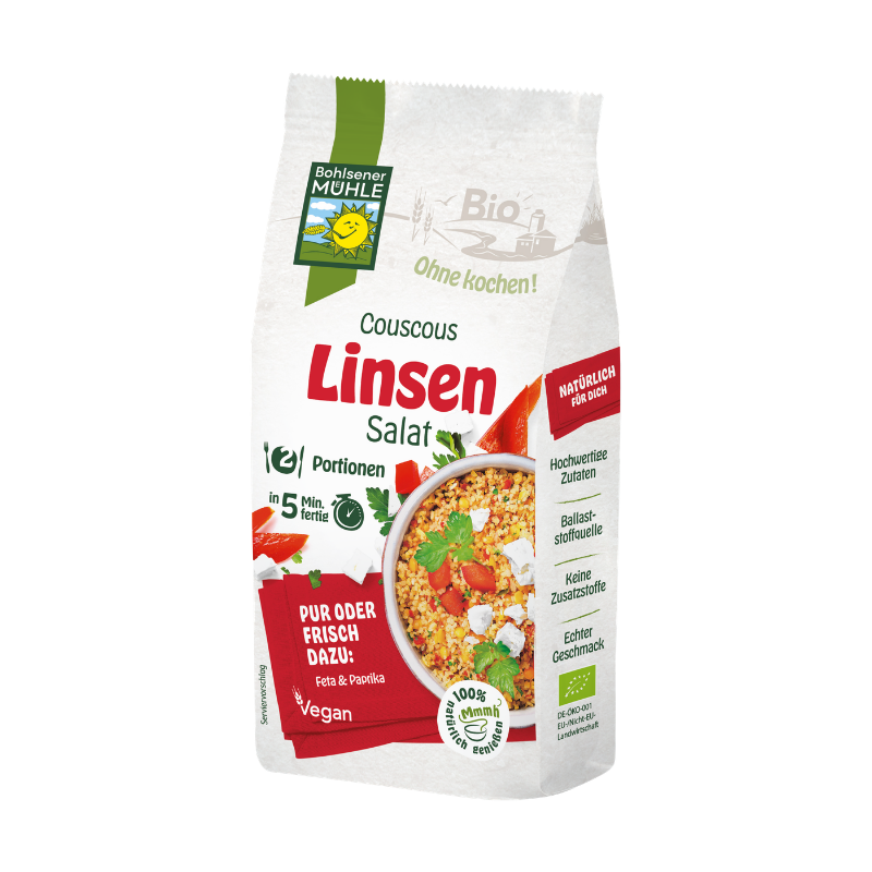 Eine Packung Bohlsener Mühle Couscous Linsen Salat mit einer Schüssel voll vorbereitetem Salat und frischem Gemüse.