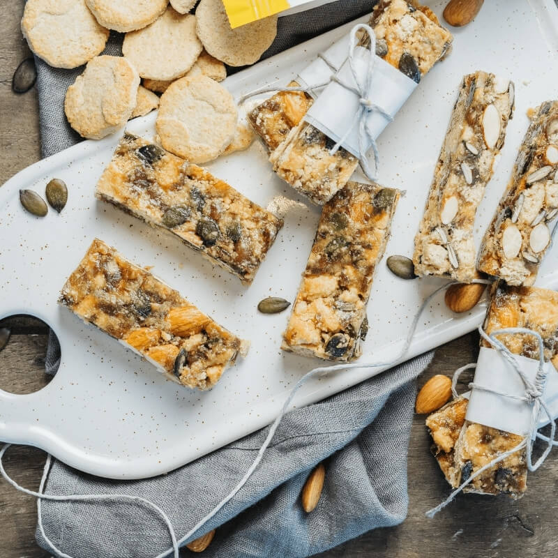 Bohlsener Mühle Crunchy Riegel mit Nüssen und Samen auf einem Teller.