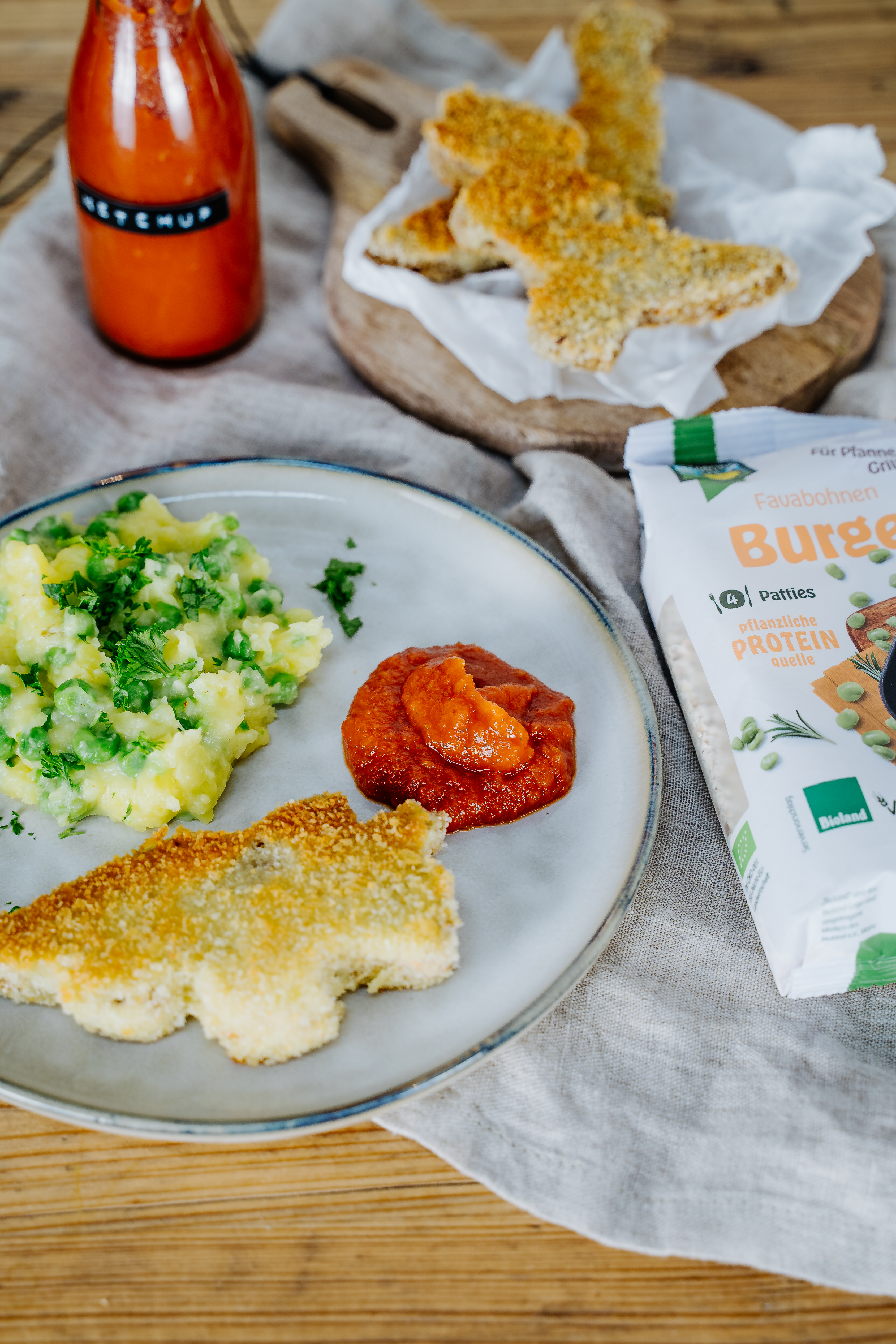 Dino Nuggets mit Kartoffel-Erbsenstampf und Kinder-Ketchup