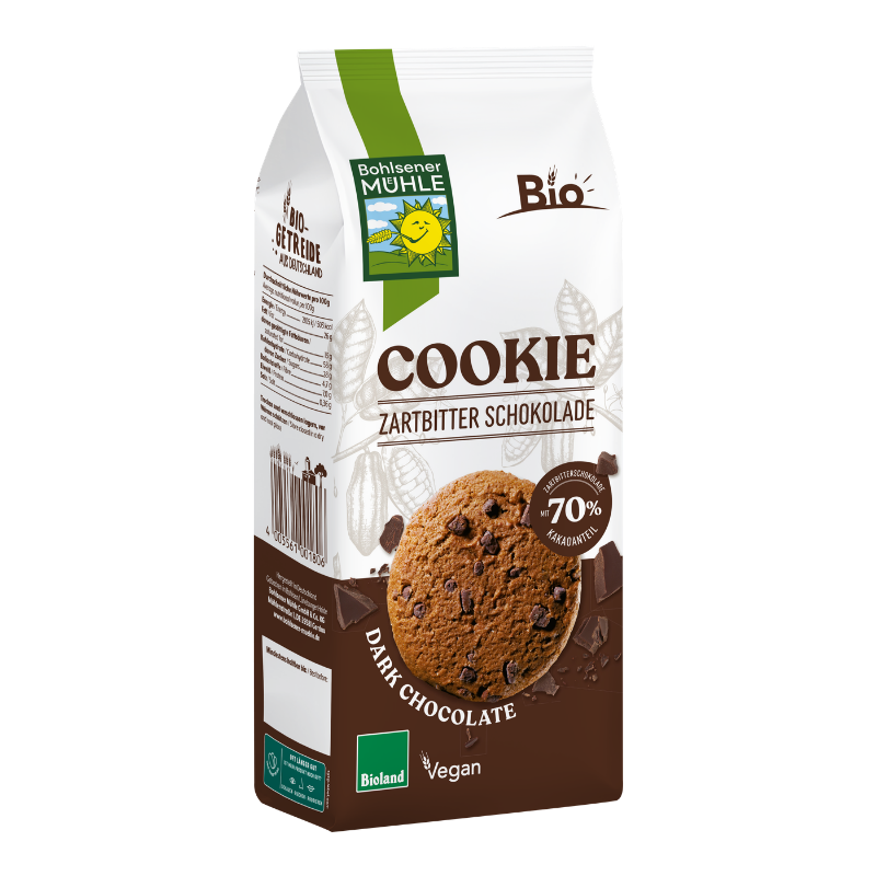 Eine Packung Bohlsener Mühle Cookie Zartbitter Schokolade mit einem großen Keks und Schokostückchen auf der Vorderseite.
