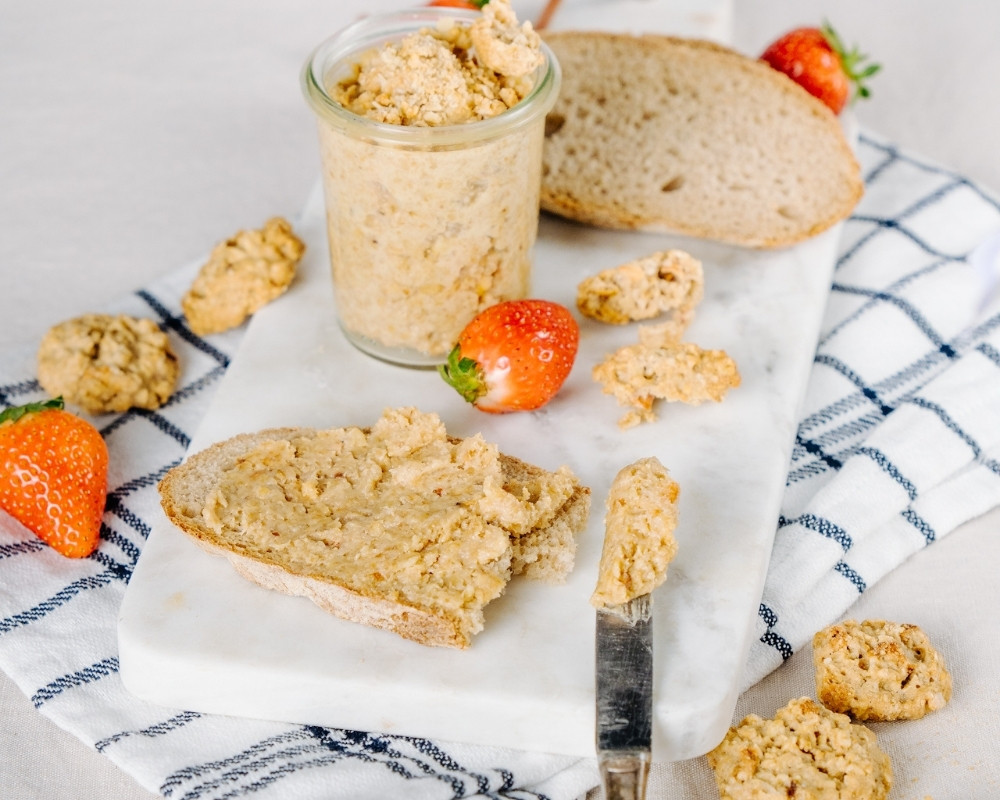 Bohlsener Mühle Cookie-Creme auf Brot mit Erdbeeren und Keksen.