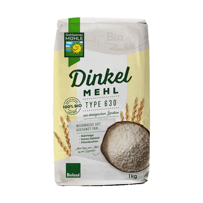 Eine Packung Dinkelmehl Type 630 von der Bohlsener Mühle mit einer Abbildung von Mehl und Ähren auf hellem Grund.