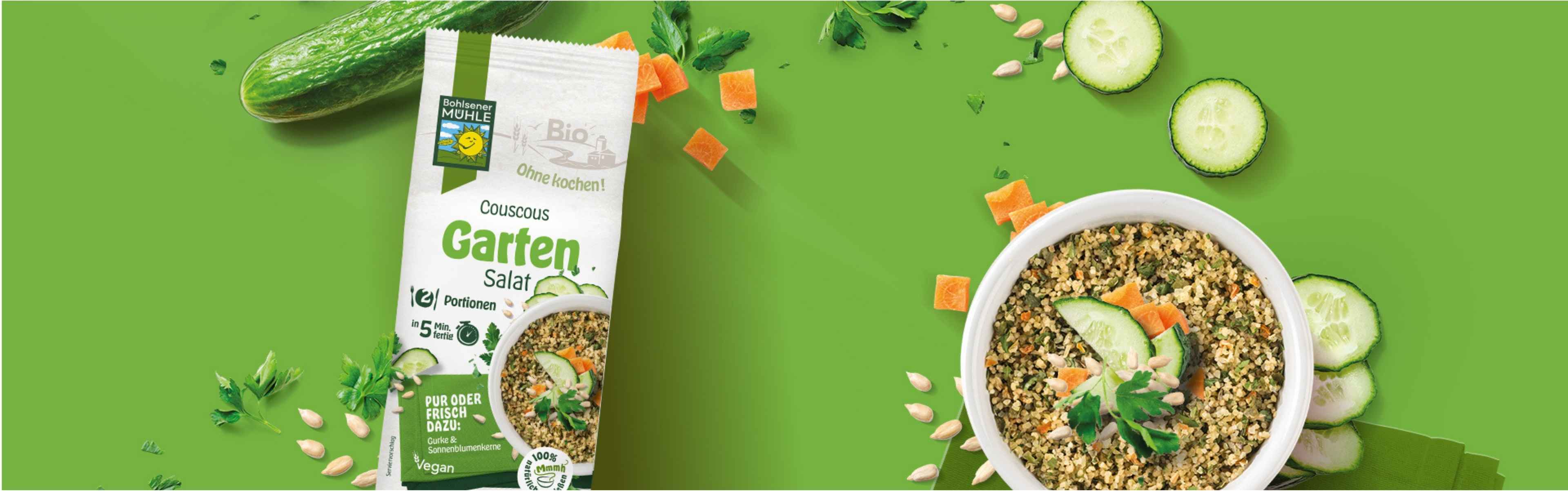 Bohlsener Mühle Couscous Garten Salat mit Gurken und Kräutern in einer Schüssel.