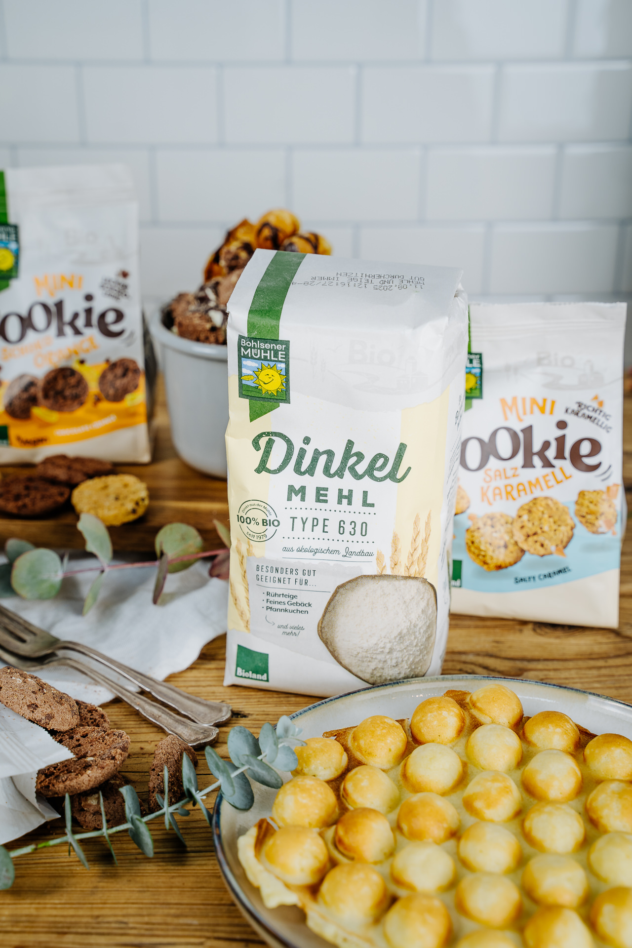 Bohlsener Mühle Dinkelmehl Type 630 und Mini Cookies auf einem Tisch.