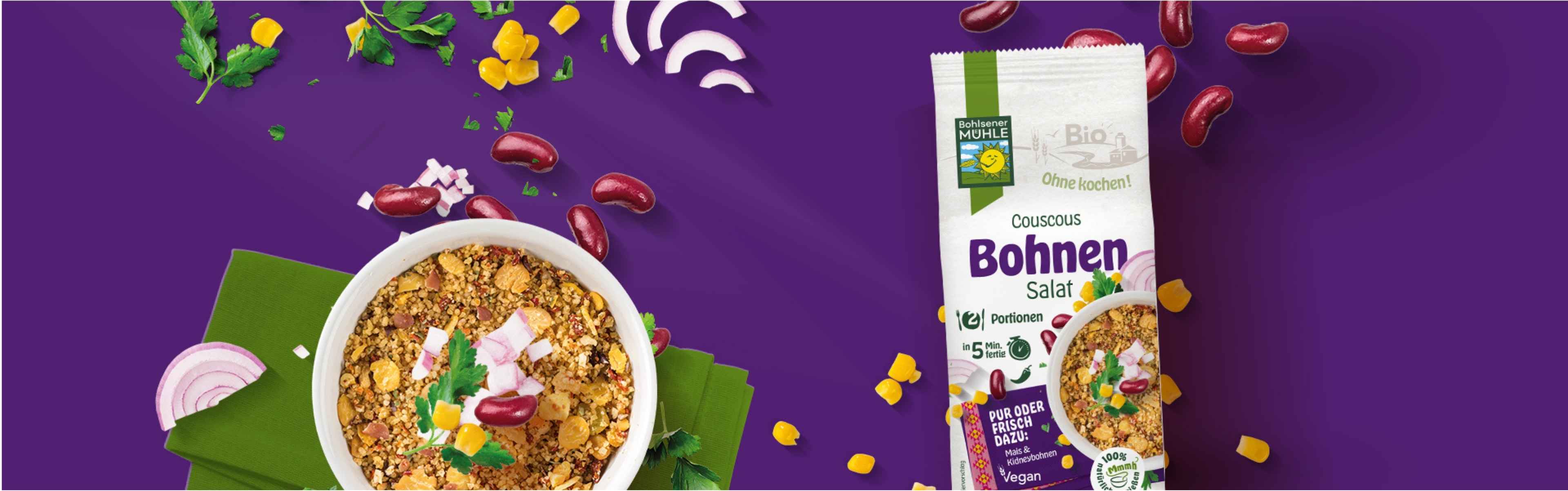 Bohlsener Mühle Couscous Bohnen Salat in einer Schüssel mit frischem Gemüse.
