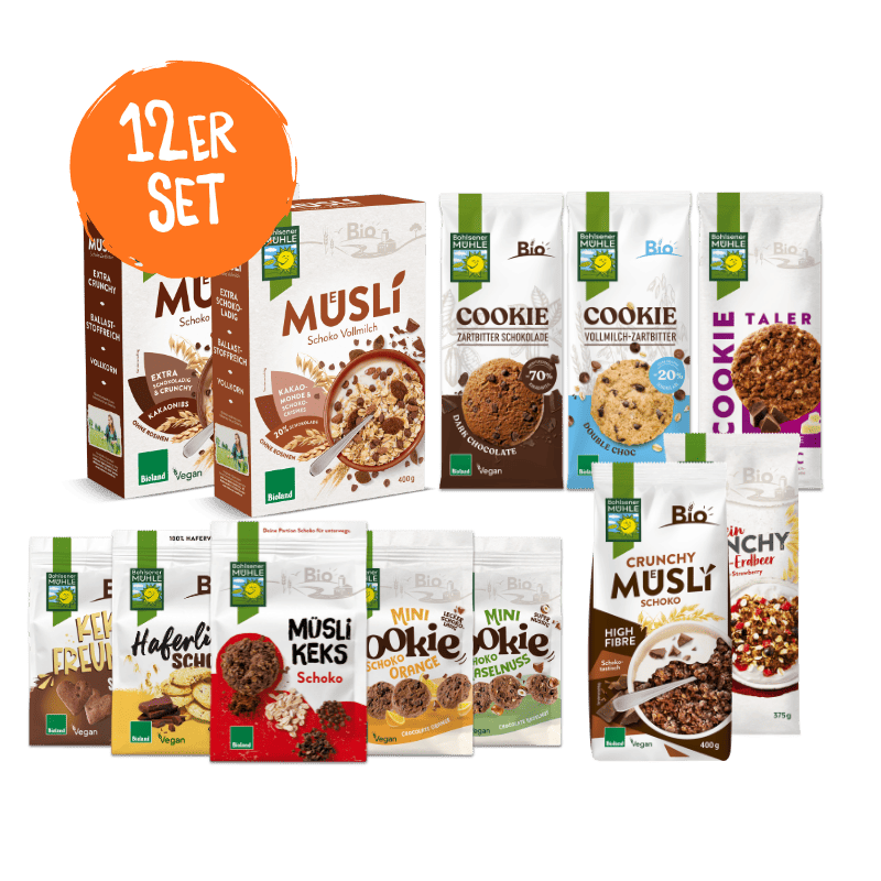 Ein 12er Set mit verschiedenen Bio Müsli, Cookie und Crunchy Produkten der Marke Bohlsener Mühle auf schwarzem Grund.