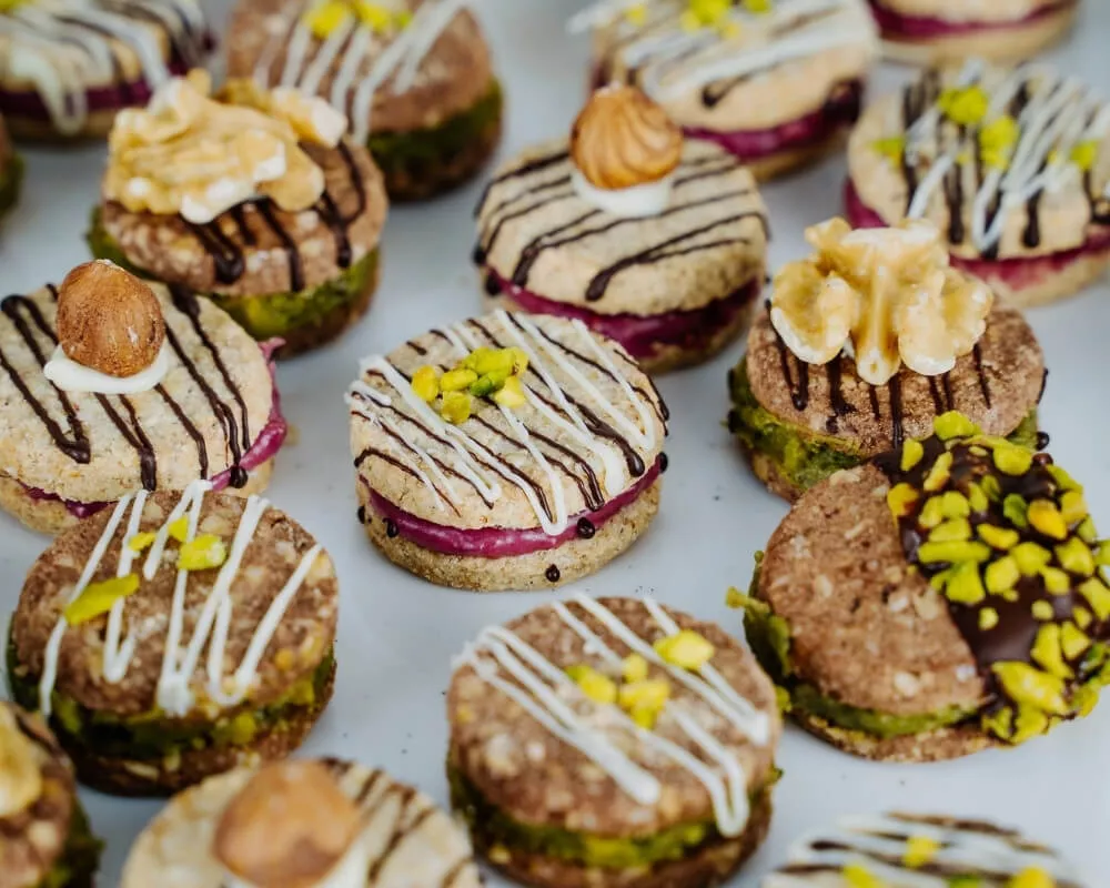 Keks Macarons mit Himbeer‑ und Pistazien Ganache