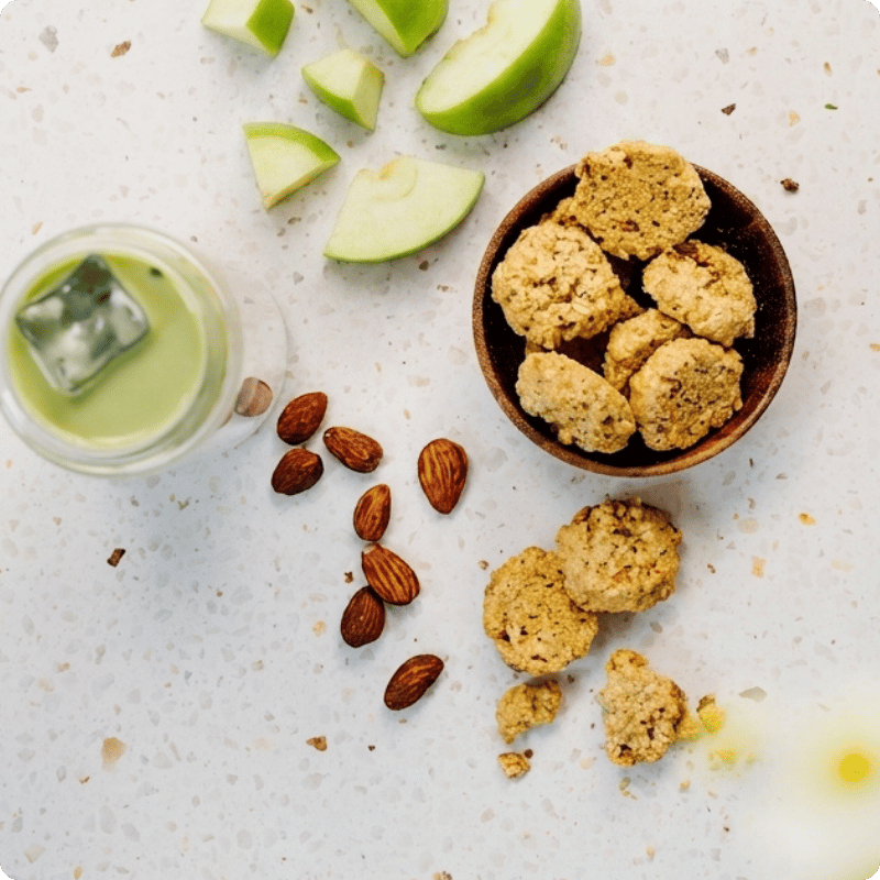 Bohlsener Mühle Crunchy Cookies mit Äpfeln und Mandeln auf einem Tisch.
