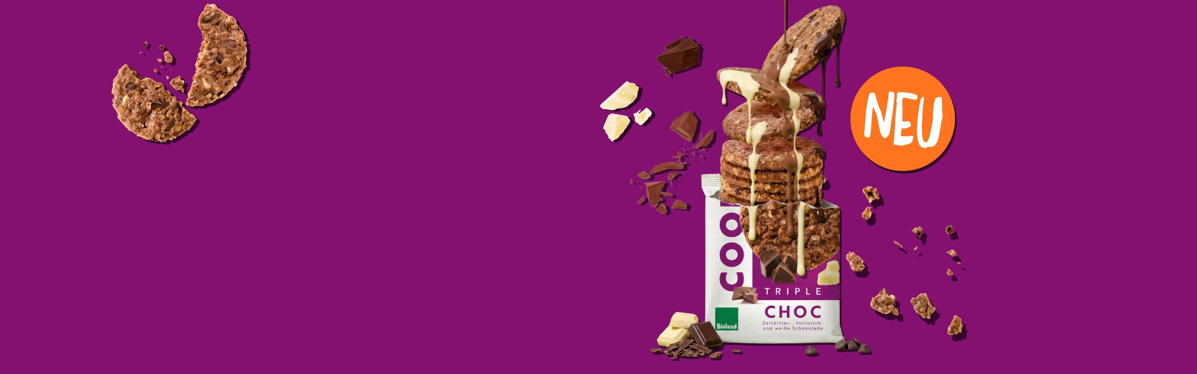 Bohlsener Mühle Triple Choc Cookie mit fließender Schokolade und Schokostückchen vor einem violetten Hintergrund.