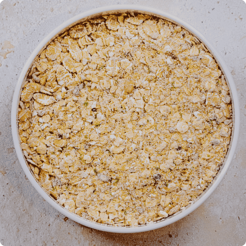 Eine Draufsicht auf Bohlsener Mühle Crunchy Cookie Müsli in einer runden Schale auf hellem Untergrund.