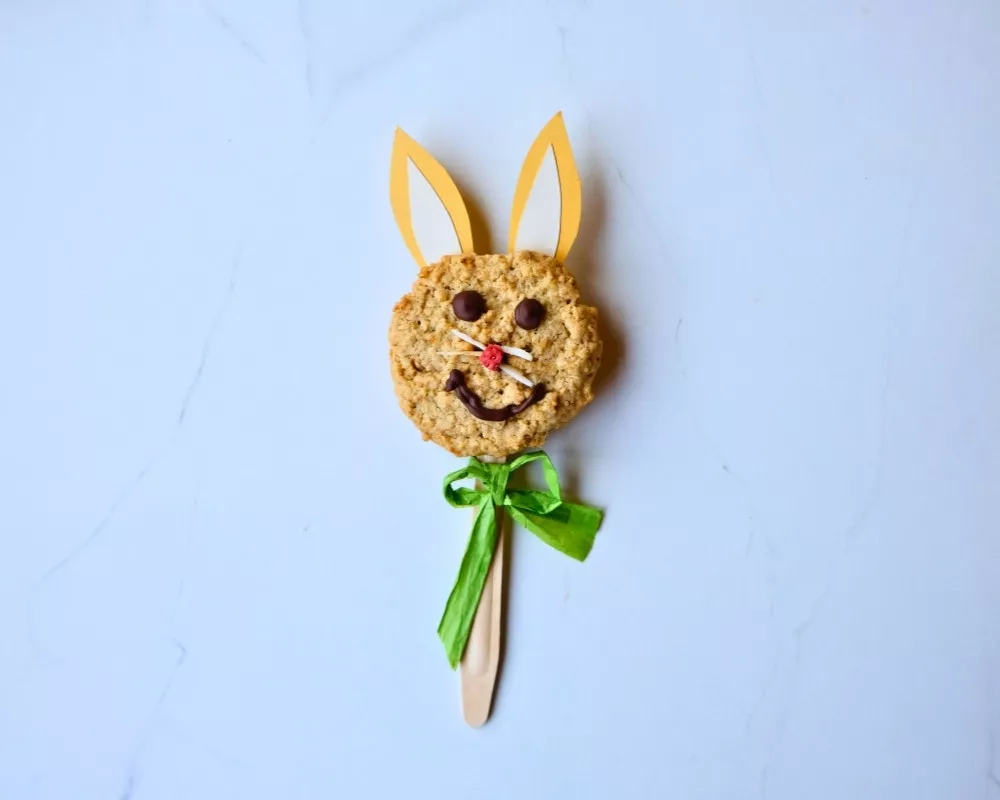 Bohlsener Mühle Hasenkeks mit Schokoladenaugen und Papierohren.