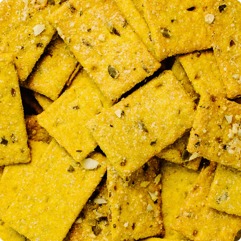 Bohlsener Mühle Crunchy Kekse mit Kürbiskernen auf einem Haufen.
