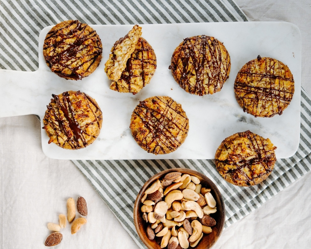Bohlsener Mühle Crunchy Cookies mit Schokolade und Nüssen auf einem Tisch.