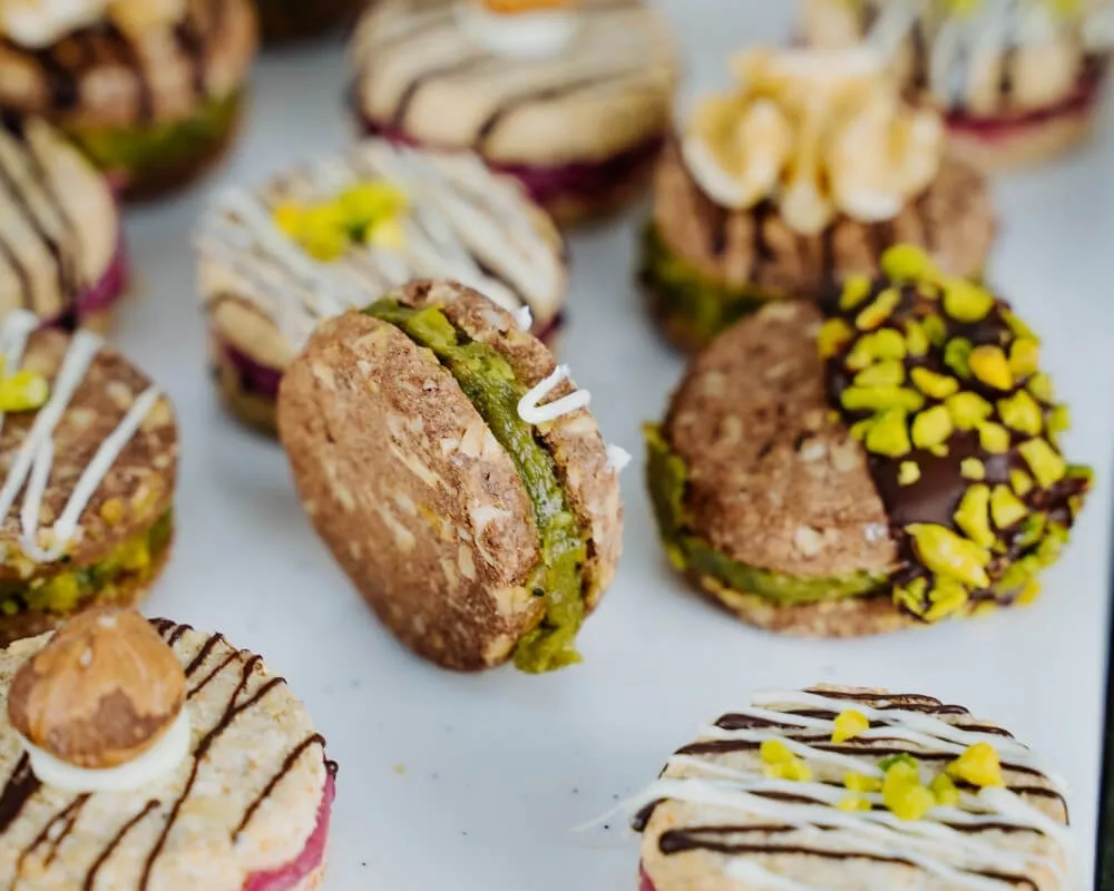 Keks Macarons mit Himbeer‑ und Pistazien Ganache