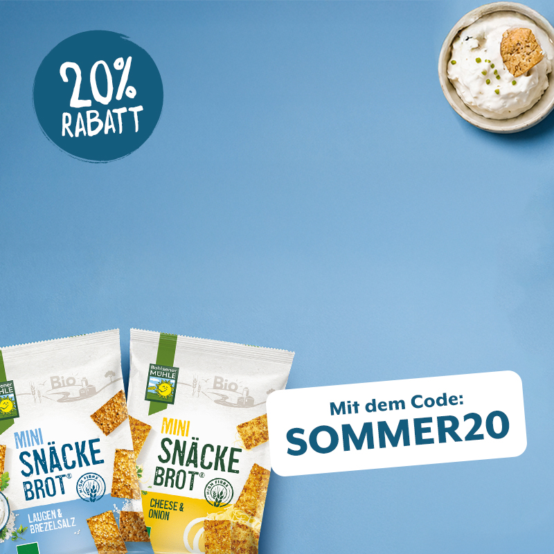 Zwei Packungen Bohlsener Mühle Mini Snäcke Brot mit Käse und Zwiebeln sowie Laugen- und Brezelsalz.