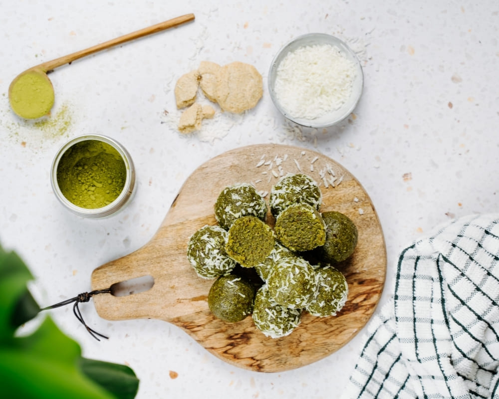 Bohlsener Mühle Crunchy Cookie mit Kokos und Matcha auf einem Holzbrett.