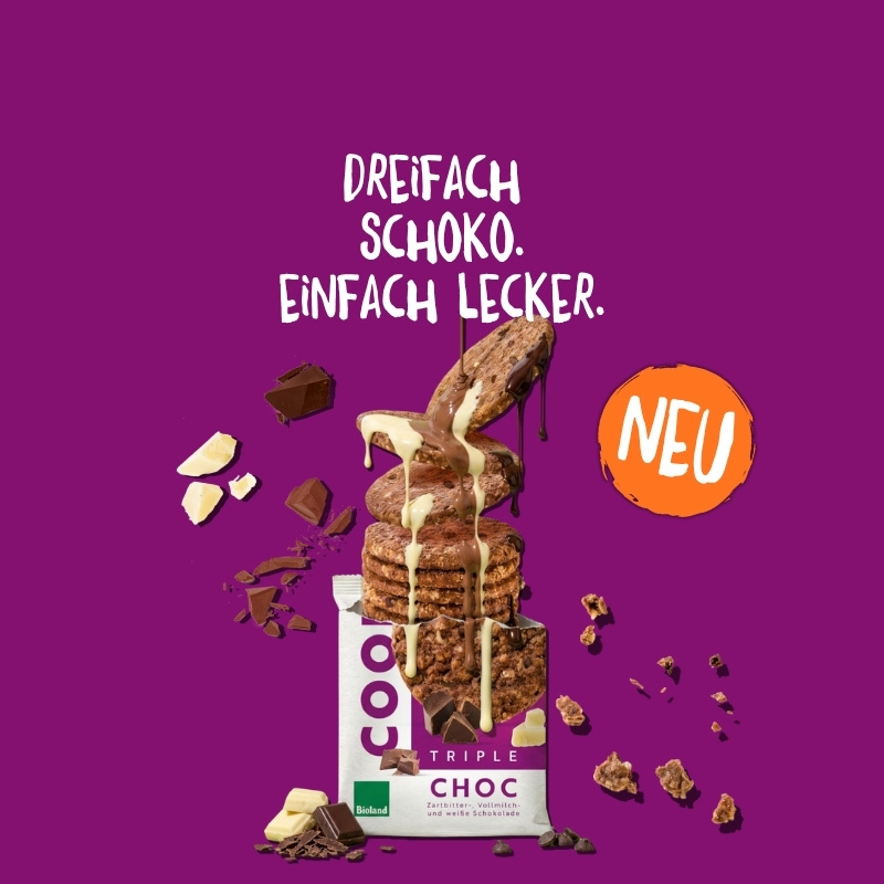 Bohlsener Mühle Kekstaler Triple Choc mit Schokoladenstücken auf lila Hintergrund.