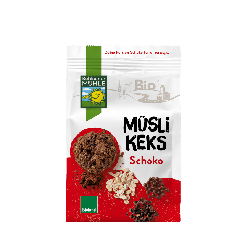 Eine Packung Bohlsener Mühle Müsli Keks Schoko mit Haferflocken, Schokodrops und Kakaostückchen auf rotem Grund.