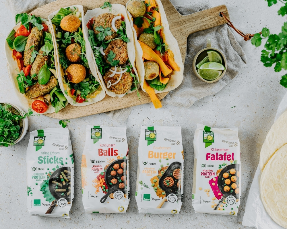 Bohlsener Mühle Falafel, Burger, Balls und Sticks mit frischen Wraps und Gemüse.