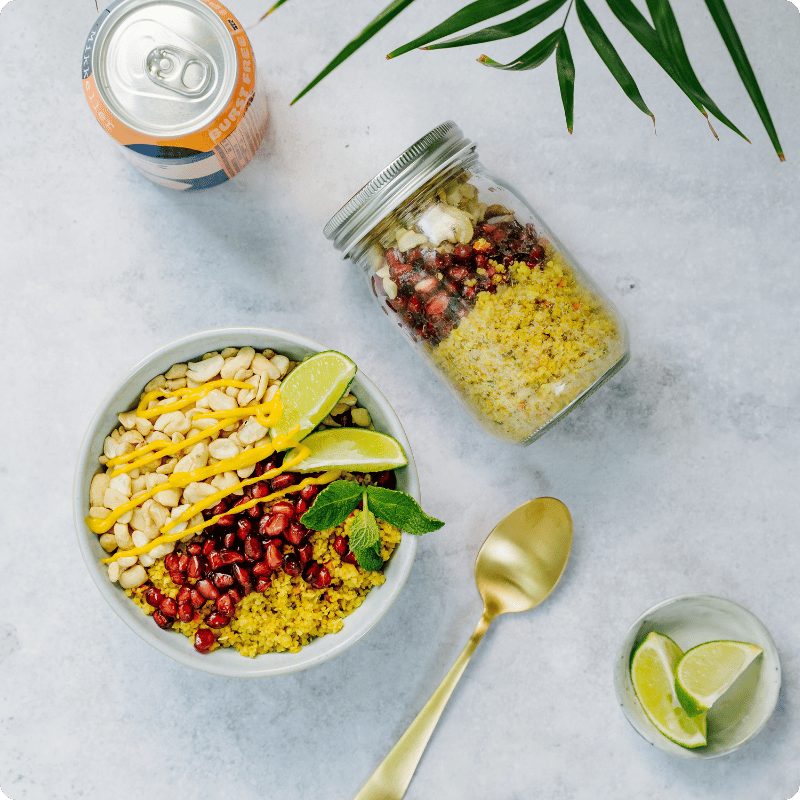 Bohlsener Mühle Schüssel mit Quinoa, Granatapfel, Limetten und Cashewkernen.