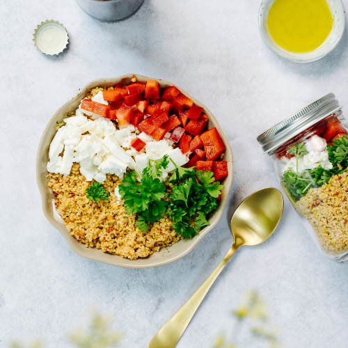 Bohlsener Mühle Quinoa-Salat mit Paprika, Feta und frischen Kräutern in einer Schüssel.