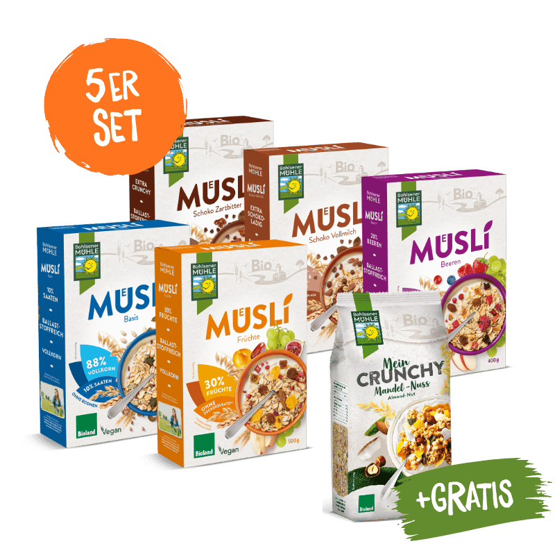 Fünf Müslis und ein Crunchy von Bohlsener Mühle in verschiedenen Verpackungen.