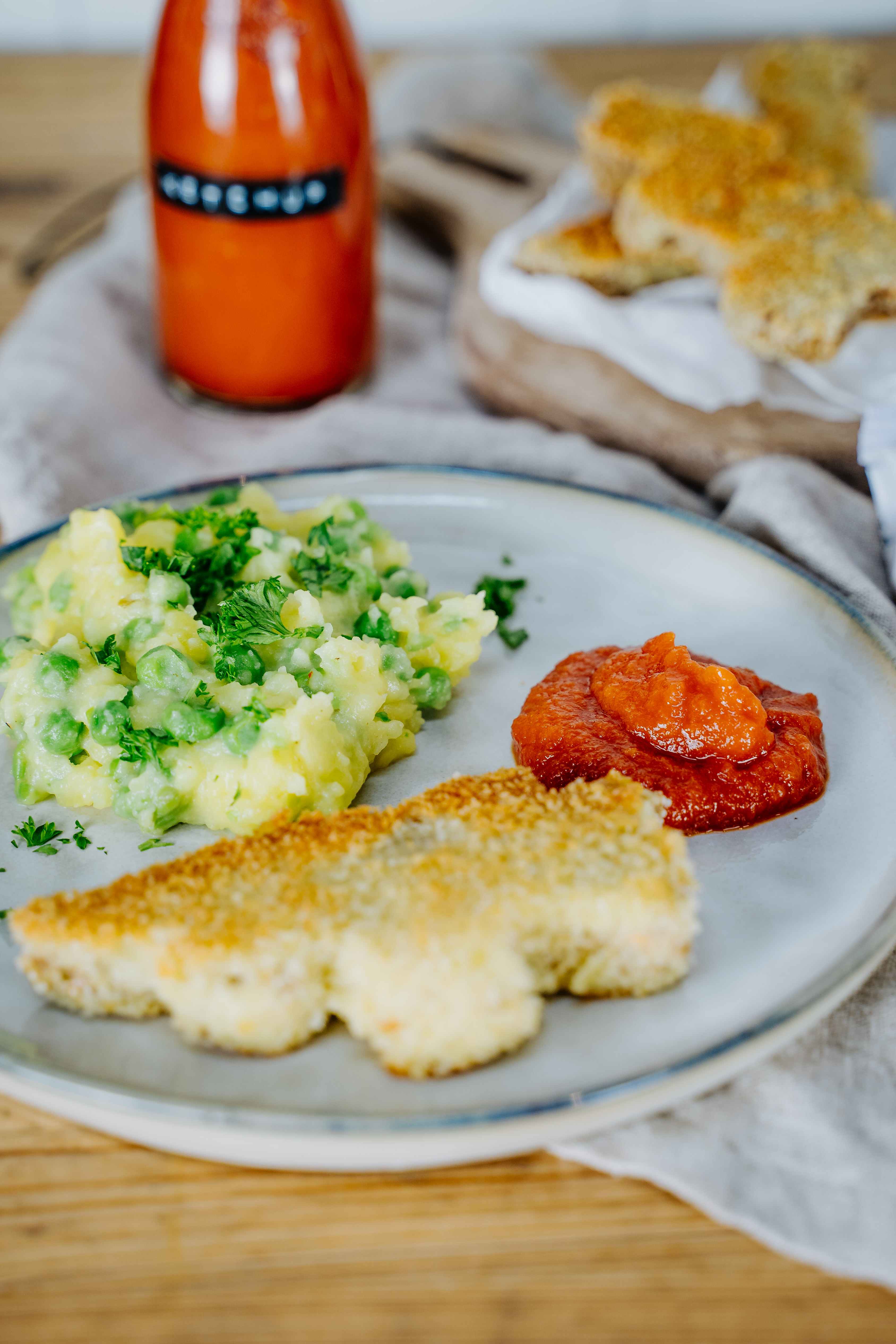 Dino Nuggets mit Kartoffel-Erbsenstampf und Kinder-Ketchup