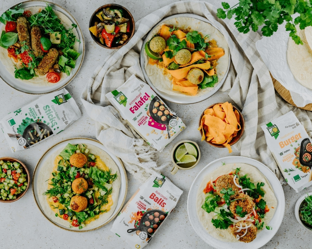 Bohlsener Mühle Falafel, Burger und Balls auf Tortillas mit frischem Gemüse.