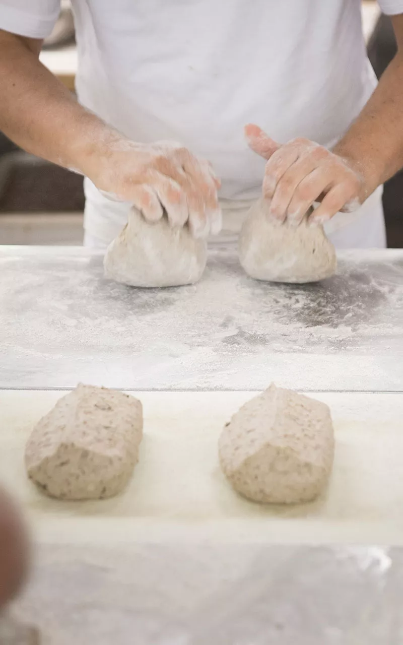 Sauerteig wird vom Bäcker verarbeitet