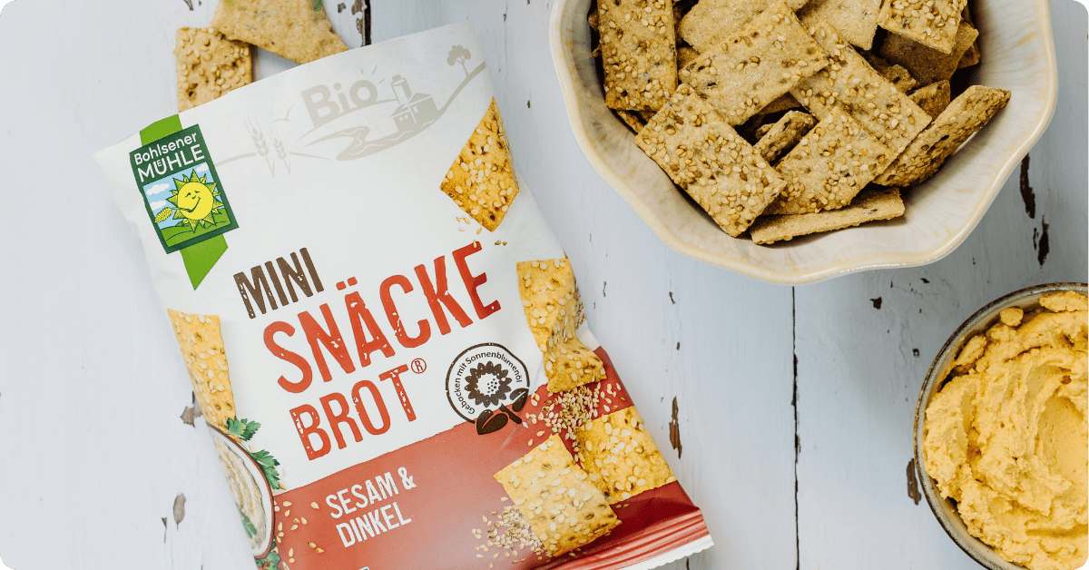 Bohlsener Mühle Mini Snäcke Brot mit Sesam und Dinkel in einer Schüssel und Verpackung.