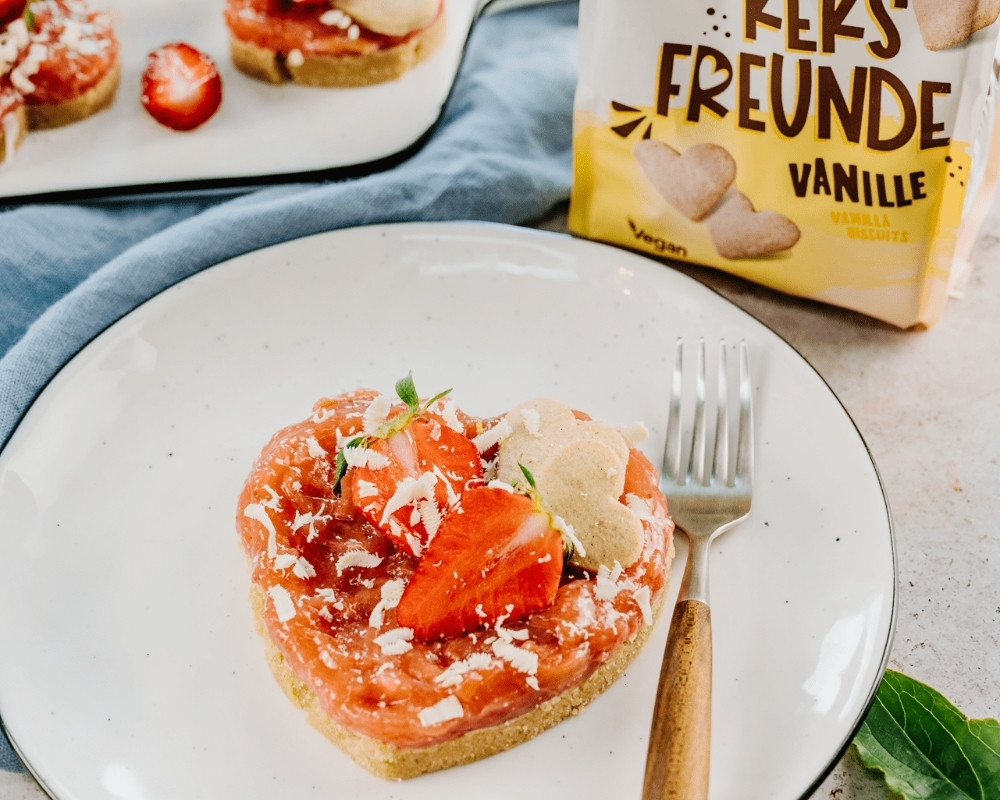 Herzförmiger Kuchen mit Erdbeeren und Bohlsener Mühle Keksen.