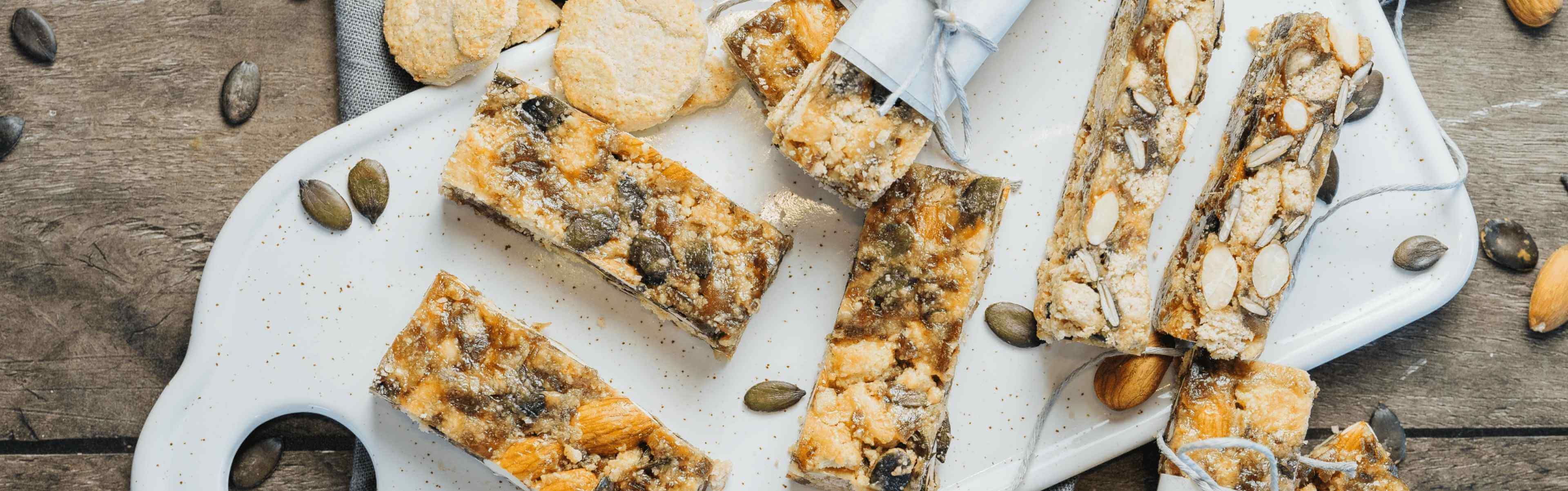Bohlsener Mühle Crunchy Riegel mit Nüssen und Samen auf einem Teller.