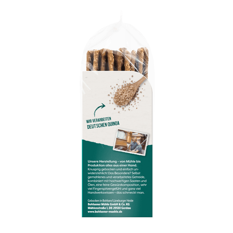 Die Bohlsener Mühle Quinoa Crunchy Cracker in der transparenten Verpackung mit Holzlöffel und Quinoa-Körnern.