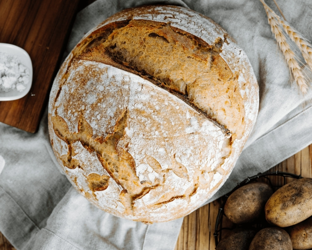 Runder Bohlsener Mühle Brotlaib mit Mehlstaub auf einem Tisch.