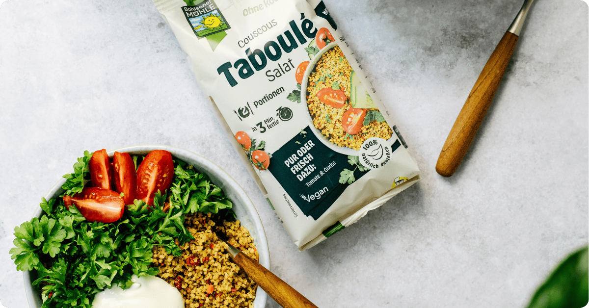 Bohlsener Mühle Taboulé Salat mit Tomaten und Kräutern in einer Schüssel.