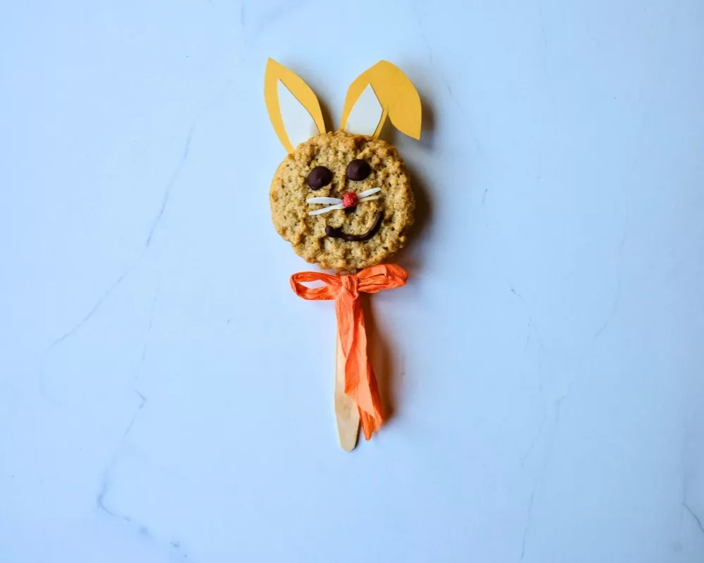 Bohlsener Mühle Hasen-Keks mit Ohren und Gesicht aus Schokolade