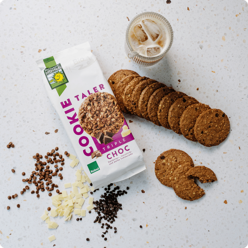 Bohlsener Mühle Kekstaler Triple Choc mit Schokoladenstückchen und Getränk.