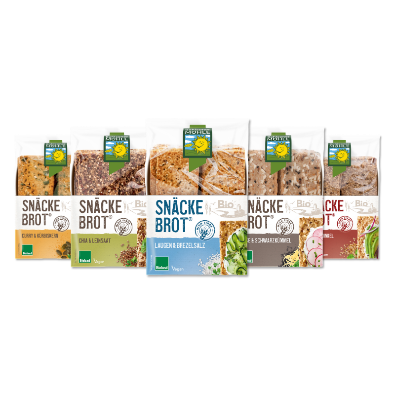 Fünf verschiedene Packungen Bohlsener Mühle Snäckebrot in unterschiedlichen Sorten stehen nebeneinander aufgereiht.