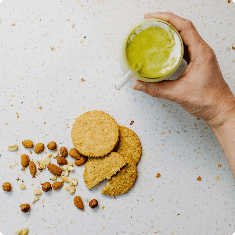 Bohlsener Mühle Crunchy Cookies mit Nüssen und grünem Smoothie.