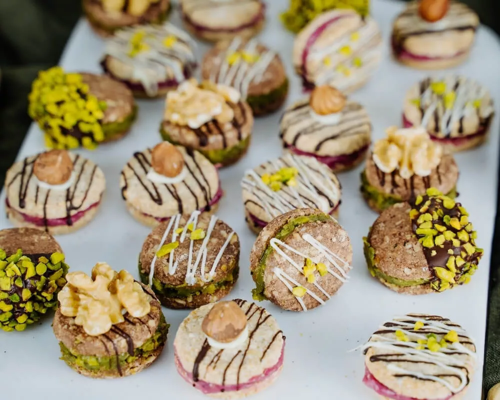 Keks Macarons mit Himbeer‑ und Pistazien Ganache