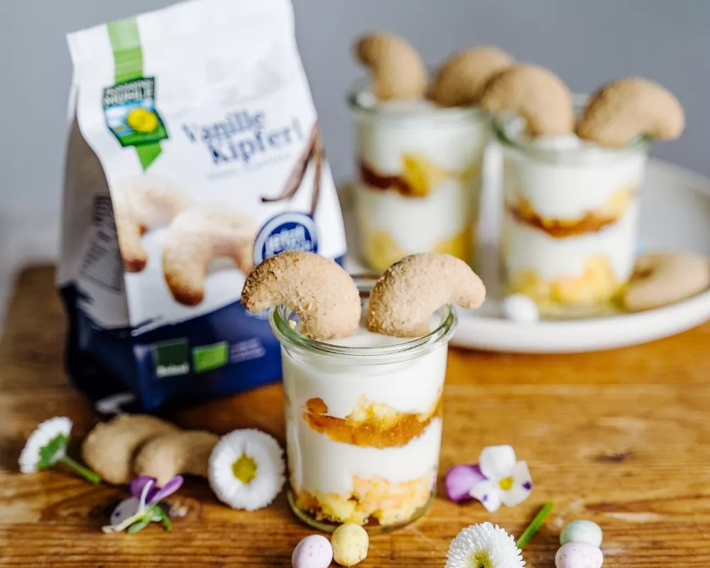 Bohlsener Mühle Vanillekipferl in einem Dessertglas mit Mascarponecreme und Karottenkuchen.